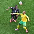 Canadá faz gol nos acréscimos, elimina África do Sul e vai às oitavas imagem