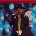 Cantor brasileiro vira meme após homenagear Michael Jackson; confira imagem