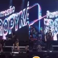 Cantor cai do palco durante show e é hospitalizado imagem