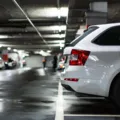 Carro abandonado na vaga rotativa do condomínio: o que a lei permite? imagem