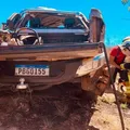 Carro capota e deixa três adultos e uma criança em estado grave na Bahia imagem