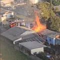 Casa pega fogo e vizinhos improvisam resgate para salvar morador imagem