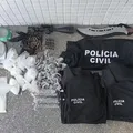 Casal é preso com drogas e camisas falsas da Polícia Civil em Salvador imagem