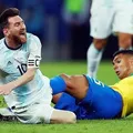 Casemiro acerta com time de Messi após anos jogando contra o argentino imagem