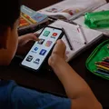 Celular fora da sala? Pesquisa revela impacto positivo nas escolas imagem