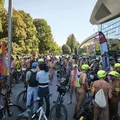 Ciclistas percorrem mais de 30 quilômetros nus durante protesto imagem