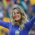 Claudia Leitte defende Neymar após eliminação na Copa do Mundo imagem