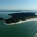 Conheça a ilha brasileira onde carros não entram imagem