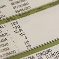 Contas de luz seguem mais caras em agosto; veja como economizar imagem