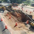 Cratera na BR-324 mantém trânsito congestionado neste sábado; veja vídeo imagem