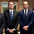 Dark Horse: Moraes envia pedido para que Jair e Flávio Bolsonaro sejam investigados imagem