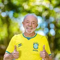 Deputado bolsonarista reage a post de Lula com camisa do Brasil imagem