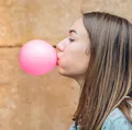 Engolir chiclete faz mal? Veja a verdadadeira consequência da prática imagem