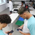 Escolas registram maior participação dos alunos em 1 ano de veto ao celular imagem