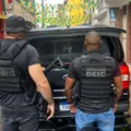 Esposa de líder de facção é presa por sequestro e extorsão em Salvador imagem