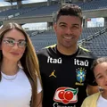 Esposa e filha de Casemiro caem no choro durante gol do Brasil imagem