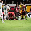 Ex-árbitros divergem em lances, mas veem Vitória prejudicado pelo VAR imagem