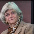 Ex-ministra do Reino Unido é encontrada morta em casa com sinais de violência imagem