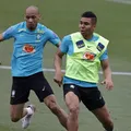 Fabinho comenta entrada de Casemiro em Endrick em treino da Seleção imagem