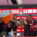 Festa! Jair Ventura é surpreendido com banho de gelo e deixa coletiva imagem