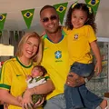 Filha de Léo Santana lança sua primeira música aos 4 anos imagem