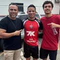 Filho de ex-craque do Vitória realiza testes e tira fotos com elenco imagem