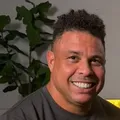 Filhos de Ronaldo Fenômeno posam todos juntos em foto rara com o pai imagem