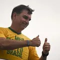 Flávio Bolsonaro chama Lula de "caloteiro da esperança" em 1º discurso imagem
