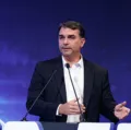 Flávio Bolsonaro convida Michelle para campanha e pede desculpas imagem