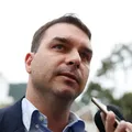 Flávio Bolsonaro defende medida dos EUA contra facções: “Vai asfixiar” imagem