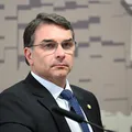 Flávio Bolsonaro endurece ataques a Lula e Moraes em live imagem