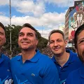Flávio Bolsonaro participa da Marcha para Jesus e promete oração pelo Brasil imagem