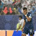 França x Iraque é primeiro jogo suspenso por temporal na Copa do Mundo imagem
