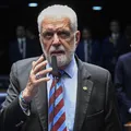 "Funcionário americano": Wagner ataca Flávio Bolsonaro por tarifaço imagem