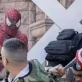 Homem-Aranha bate em apoiador de Trump que exibia mensagem racista imagem