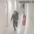 Homem invade condomínio e mulher evita estupro aplicando mata-leão imagem