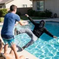 Homem reage a roubo e empurra assaltante na piscina imagem