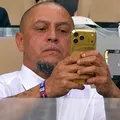 Ídolo da Seleção, Roberto Carlos exibe celular mais caro que carro imagem