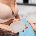 Influenciadora revela diagnóstico de câncer associado ao silicone imagem