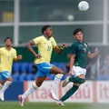 Joia do Bahia sai do banco e participa de gol da vitória do Brasil imagem