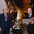 Jornal francês retrata presidente da Fifa como fantoche de Trump imagem