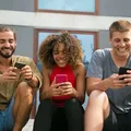 Jovens trocam sexo por celular e aumentam queda da fertilidade, dizem estudos imagem