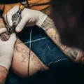 Justiça condena homem que usou mola de isqueiro em tatuagem de jovens imagem