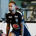 Lesionado, Neymar acompanha delegação do Brasil para estreia na Copa imagem
