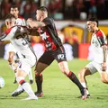 Meia do Athletico manda recado sobre soberba após goleada no Barradão imagem
