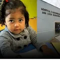 Menina de 2 anos é eletrocutada após colocar cabo de celular na boca imagem