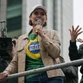 Michelle prevê novos escândalos e amplia crise com Flávio Bolsonaro imagem
