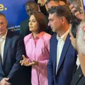 Michelle reencontra Flávio Bolsonaro e trata crise como superada imagem