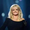 Morre aos 75 anos cantora Bonnie Tyler, ícone dos anos 1980 imagem