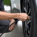 Motoristas precisam pagar para calibrar pneus em posto; veja preços imagem